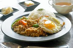宇都宮ｐｏｒｔ（ポート）ガパオライス