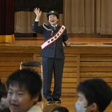 笑いあり、児童に防犯教室　森三中大島さん一日署長　宇都宮中央署