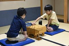 小学生ら盤上で熱戦