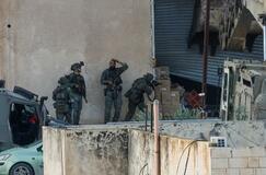 投降のパレスチナ人２人射殺か