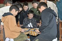 大谷寄贈のグラブお披露目