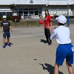 ソフトボール金メダリスト坂井さん、那須塩原・埼玉小で投げ方指導　講話で児童にエールも
