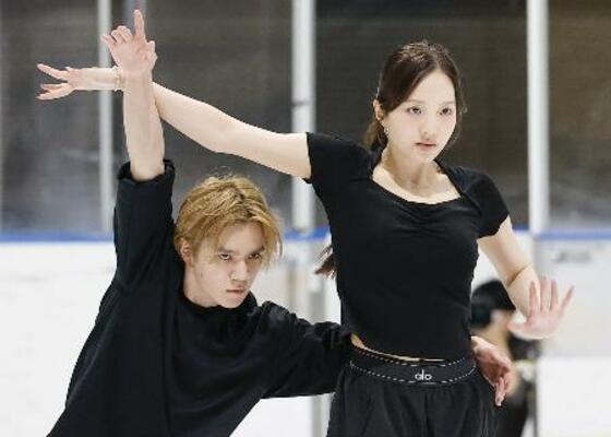 練習を公開したアイスダンスの本田真凜(右)、宇野昌磨組=東京辰巳アイスアリーナ