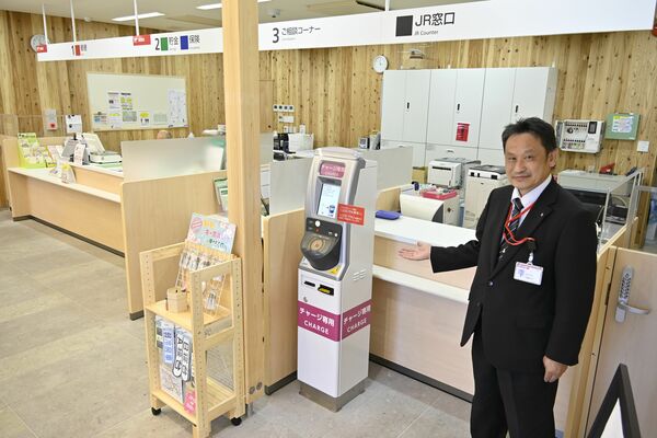 郵便局内に設置された「ＪＲ窓口」を案内する木村局長＝24日午前、さくら市蒲須坂