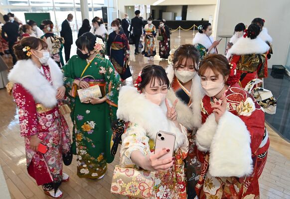 晴れ着姿で旧交を温める若者たち＝３日午前９時４５分、大田原市本町１丁目