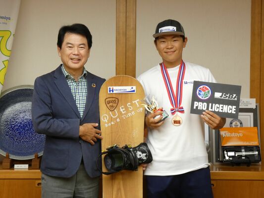 佐藤市長に五輪出場の目標を語った斎藤さん（右）