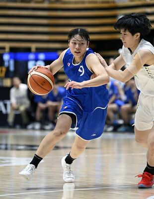 第3クオーター8分、白鴎大の佐坂がゴール下に攻め込む=東京都大田区の大田区総合体育館、森田大地撮影