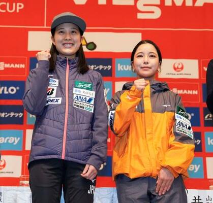 　記者会見で写真に納まるノルディックスキー・ジャンプ女子の丸山希（左）と高梨沙羅＝１９日、山形市