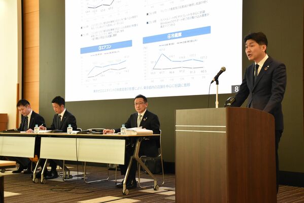 中間決算や今後の取り組みについて説明する中澤社長（右端）＝18日午前、東京都内