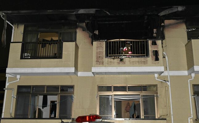 １室が全焼したとみられるアパート＝31日午前3時5分、上三川町上三川