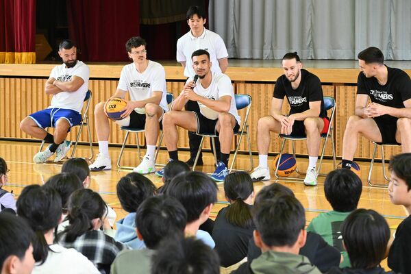 児童の質問に答える選手