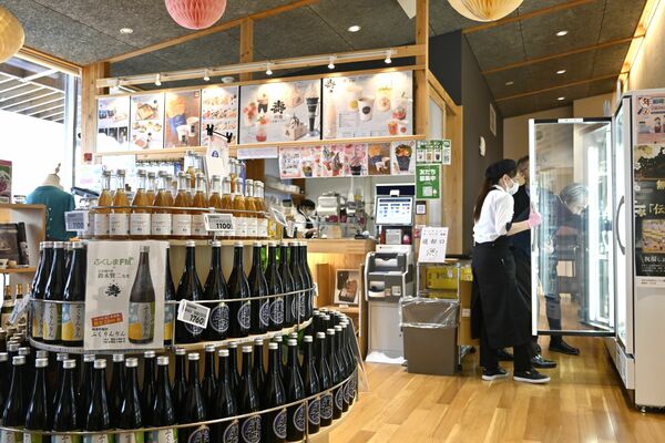 震災で被害を受けた地元酒造の商品などが並ぶ「なみえの技・なりわい館」