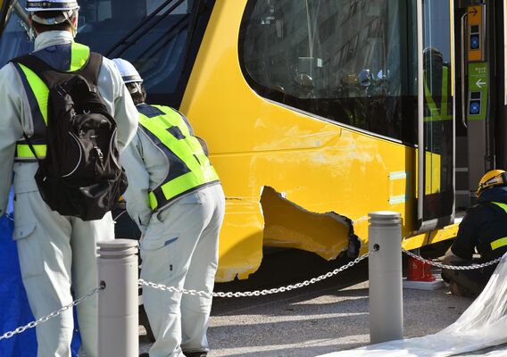 脱線し、破損したＬＲＴの車体＝19日午前８時30分、宇都宮市宮みらい