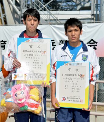高校時代に弟の明智選手（左）と組み、国体少年男子ボルダリングで優勝した楢崎智亜選手＝2014年10月19日、長崎県大村市