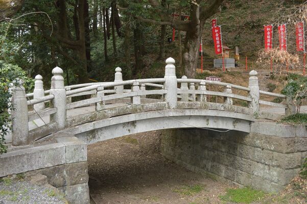 鉄筋コンクリート造りの神橋＝佐野市富士町