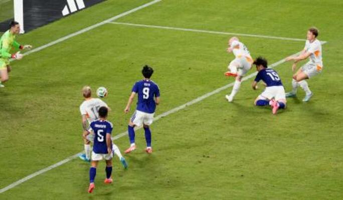 　日本―アイスランド　後半、ヘディングで先制ゴールを決める小川（右から２人目）＝ＭＵＦＧスタジアム