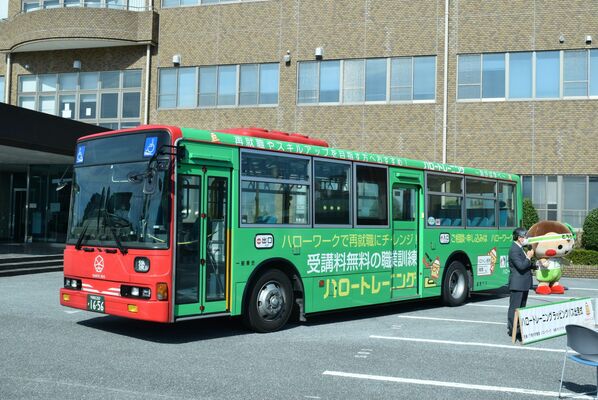 ハロートレーニングをＰＲするラッピングバスの出発式＝21日午前、宇都宮市若草１丁目