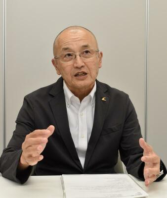 インタビューに応える酒井社長＝９日午後、宇都宮市下平出町