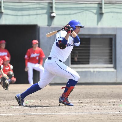 ４回、エイジェックの和田が勝ち越しの適時打を放つ＝足利市のジェットブラックフラワーズスタジアム、加藤竜矢撮影