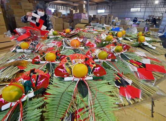 丁寧に手作りされたしめ飾り＝２７日午前１０時４５分、塩谷町田所