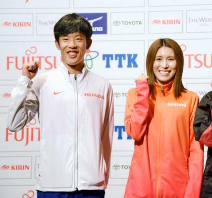 　仙台国際ハーフマラソンの前日記者会見後、撮影に応じる男子の小山直城（左）と女子の川村楓＝９日、仙台市