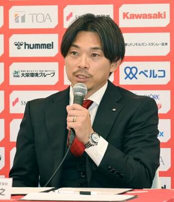 記者会見するINAC神戸の阿部浩之新社長=15日、神戸市