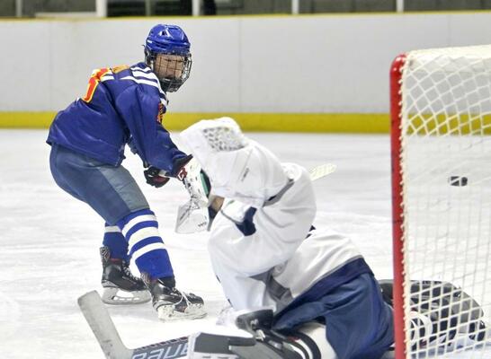 アイスホッケー１回戦　第１ピリオド８分２７秒、日光明峰のＦＷ斎藤詢がシュートを決める＝日光霧降アイスアリーナ、磯真奈美撮影