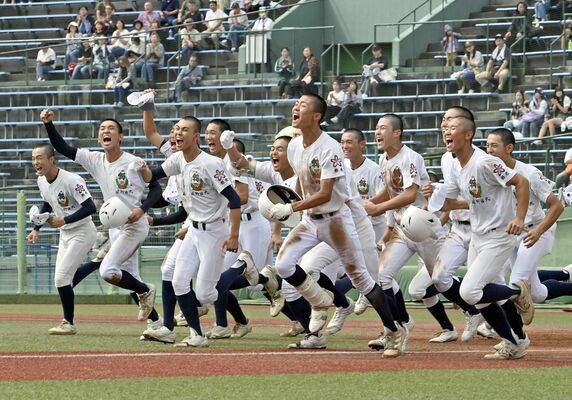 ２年連続８度目の優勝を果たし、笑顔で応援席に駆け出す佐野日大ナイン＝５日午前11時15分、宇都宮清原球場、広瀬華撮影