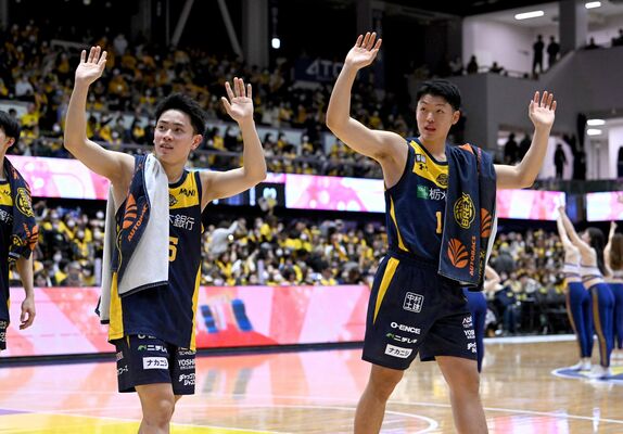 プロデビュー戦で躍動し、声援に応えるブレックスの星川（右）。左は石川＝ブレックスアリーナ宇都宮、河野光吉撮影