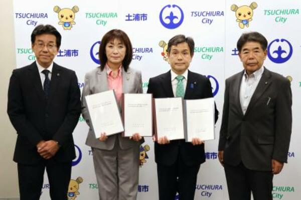 茨城県かすみがうら市の宮嶋謙市長(左端)から要請書を受け取った土浦市の安藤真理子市長(左から2人目)ら=17日午前、土浦市役所