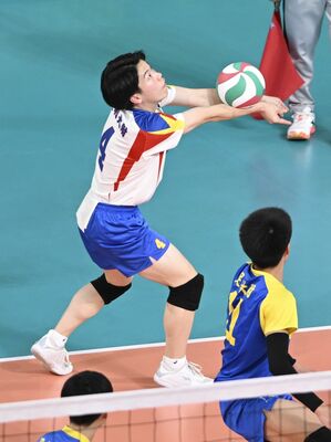 第2セット、レシーブする足大付の田中=東京体育館、森田大地撮影