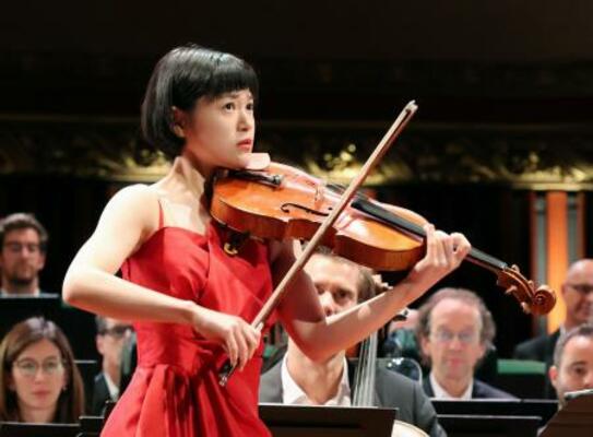 ジュネーブ国際音楽コンクールのビオラ部門で演奏する谷口朱佳さん=12日、スイス・ジュネーブ(共同)