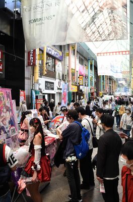 アニメ一色に染まったオリオン通り