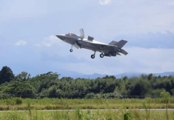 　航空自衛隊新田原基地に配備されたＦ３５Ｂステルス戦闘機＝２０２５年９月、宮崎県新富町