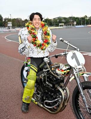 2大会連続優勝を果たし、ガッツポーズする黒川京介=浜松オートレース場