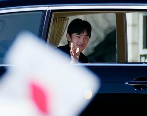 　皇居前広場を通って宮殿に向かわれる秋篠宮家の長男悠仁さま＝６日午前９時２分