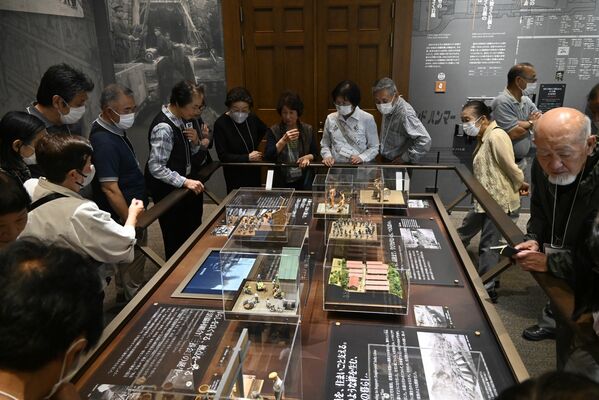 館内を見学する地域住民