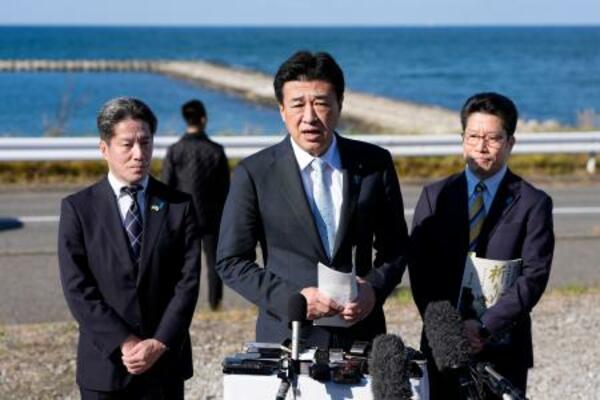 横田めぐみさんが北朝鮮工作員に拉致されたとみられる現場周辺を視察し、記者団の取材に応じる木原官房長官。めぐみさんの弟拓也さん(右)と哲也さん(左)も同行した=15日午後、新潟市