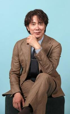 　ポーズを取る佐々木蔵之介