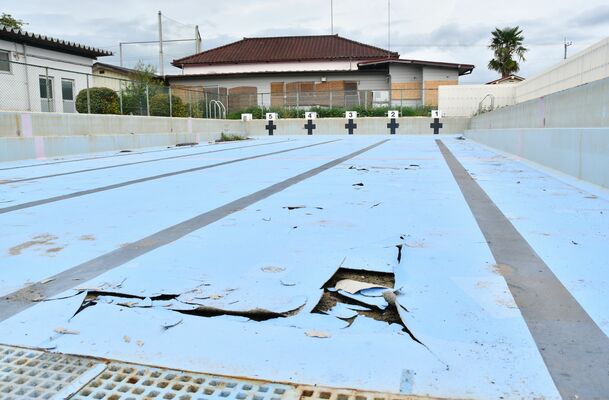 老朽化し今は使われなくなったプール＝７日、大田原市宇田川小