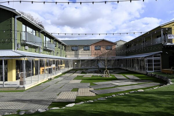 コの字型の建物に囲まれた那須パラダイスヴィレッジ＝那須塩原市