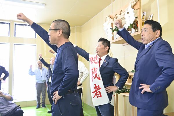 事務所開きで気勢を上げる藤岡氏（中央）ら＝11日午前10時45分、小山市城東１丁目