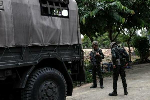 タイ・スリン県で軍用車の近くに立つタイ軍兵士=7月(ゲッティ=共同)