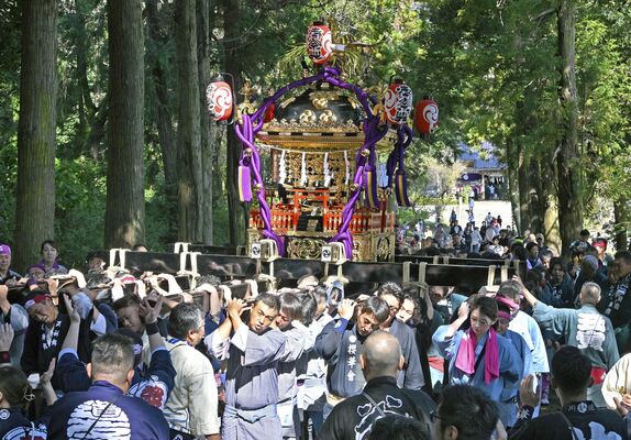 参道を渡御する大みこし