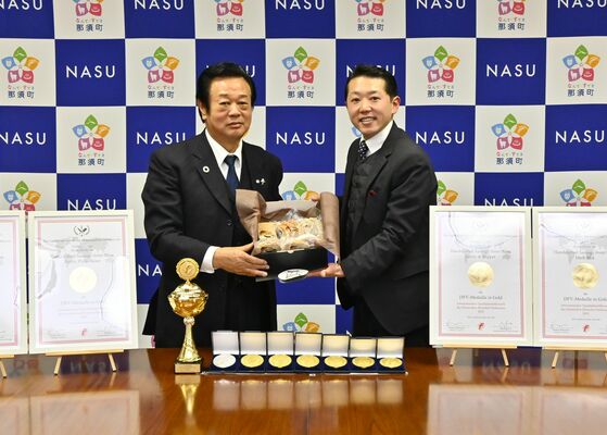 平山町長（左）に金メダル獲得を報告した一木さん