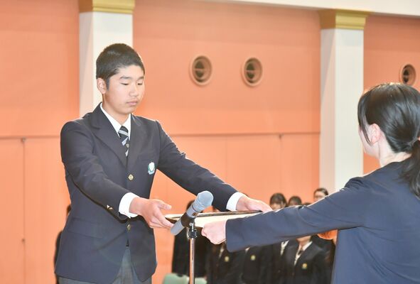 21世紀枠本県推薦校の表彰状を受け取る幸福の三角主将=幸福高