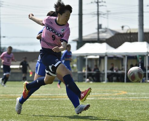 後半、文星女のＭＦ鹿沼がゴール前で強烈なシュートを放つ＝ＳＡＫＵＲＡグリーンフィールド