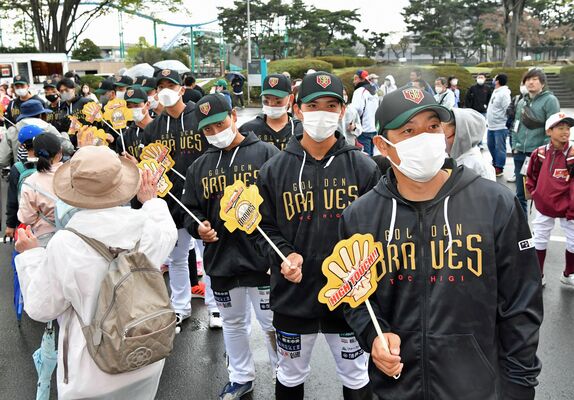 笑顔でファンをお見送りする栃木ＧＢの寺内監督（右）や選手ら＝４月８日、県営球場