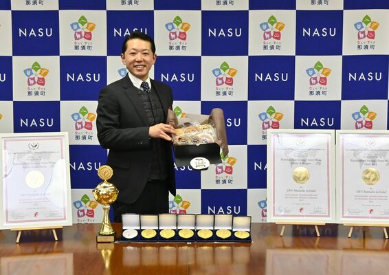 賞状や金メダルなどを前に笑顔を見せる一木さん