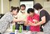 学生（左）からインスタの使い方を教わる人たち